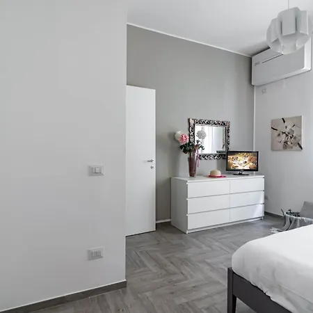 Casa Alessia - Confortevole Bilocale Piazza Del Carmine - By Host4u Apartman Pavia